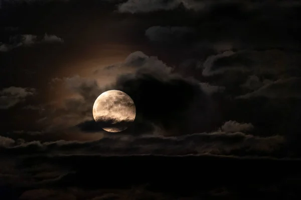 구름으로 부분적으로 숨겨진 보름달이 푸르스름 밤하늘 — 스톡 사진