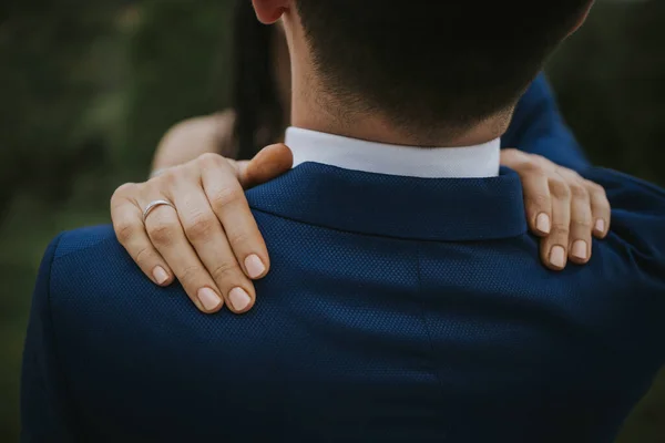 Braut Und Bräutigam Umarmen Sich — Stockfoto