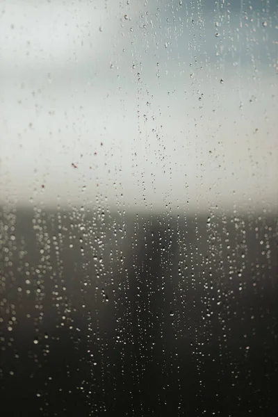 Pionowe Ujęcie Kropel Wody Szybę Okienną Deszczu — Zdjęcie stockowe