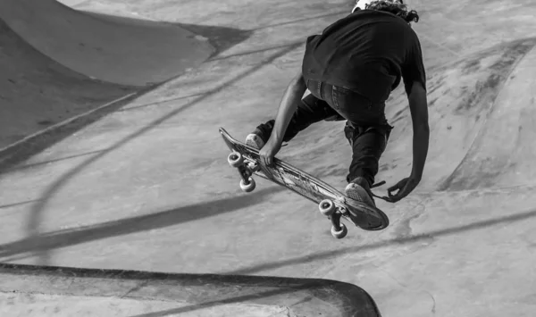 Plan Niveaux Gris Une Personne Patinant Dans Skatepark — Photo