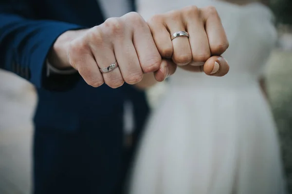 Anéis Casamento Nas Mãos Casal Recém Casado — Fotografia de Stock