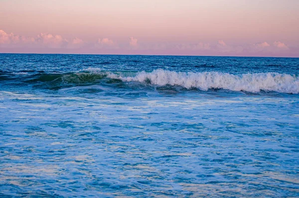 Μια Όμορφη Λήψη Των Κυμάτων Του Ωκεανού Στο Ηλιοβασίλεμα — Φωτογραφία Αρχείου