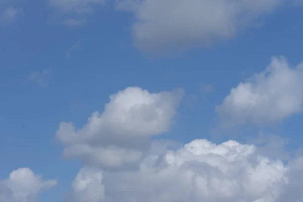Een Schilderachtig Uitzicht Katoenachtige Wolken Blauwe Lucht — Stockfoto