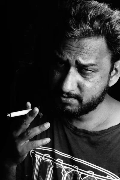 Portrait Noir Blanc Bel Indien Barbu Fumant Une Cigarette — Photo