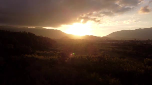 美丽的落日笼罩着高山 — 图库视频影像
