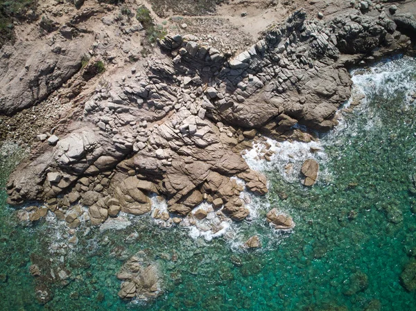 Deniz Suyuyla Çevrili Dev Bir Kaya Oluşumunun Havadan Çekilmiş Görüntüsü — Stok fotoğraf