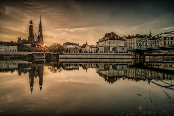 Detailní Záběr Městské Krajiny Dvěma Věžemi Řekou Při Západu Slunce — Stock fotografie