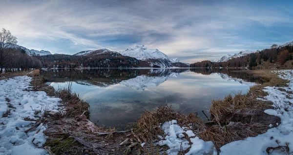 Vista Panoramica Sul Lago Circondato Dalle Montagne Innevate Dell Engadina — Foto Stock