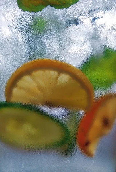 Крупним Планом Прохолодний Коктейль Зеленими Жовтими Лимонами — стокове фото