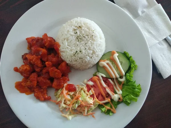 Een Bovenaanzicht Van Maaltijd Die Rijst Komkommer Sla Saus Salade — Stockfoto