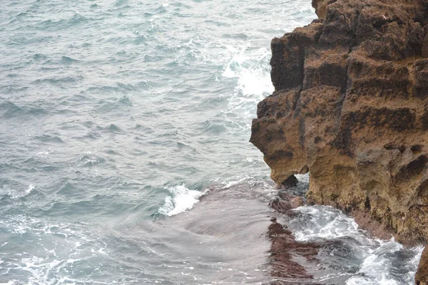 Nahaufnahme Eines Felsens Auf Dem Weg Zum Meer — Stockfoto