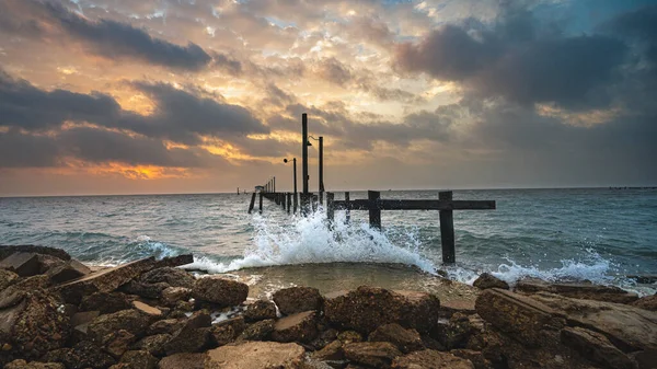 Ein Malerischer Blick Auf Das Wellige Meer Das Auf Den — Stockfoto