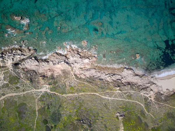 Colpo Aereo Enorme Formazione Rocciosa Circondata Acqua Mare — Foto Stock