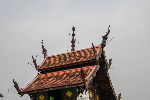 Uma Paisagem Estranha Telhado Chinês Tradicional Templo Budista — Fotografia de Stock