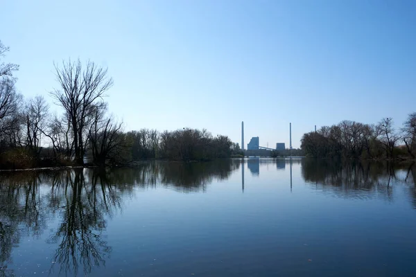 Een Rustig Meer Met Herfstbomen Industriële Schoorstenen Achtergrond — Stockfoto