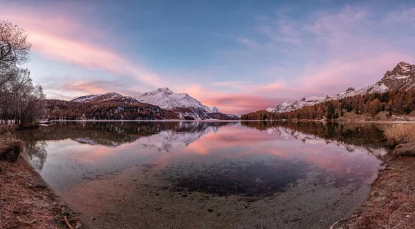 Uma Vista Panorâmica Lago Rodeado Pelas Montanhas Nevadas Engadin Suíça — Fotografia de Stock