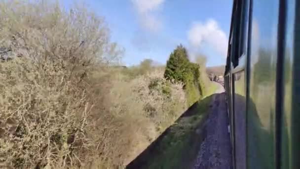 移動中の列車の窓から撮影された4Kビデオ — ストック動画