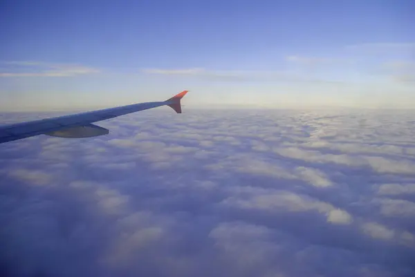 空のふわふわした雲の上の飛行機の翼の静かな風景 — ストック写真