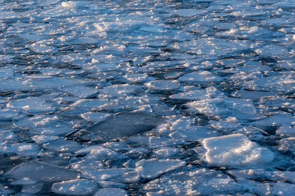 Primo Piano Acqua Ghiacciata Con Pezzi Ghiaccio Modellati Sfondi Texture — Foto Stock