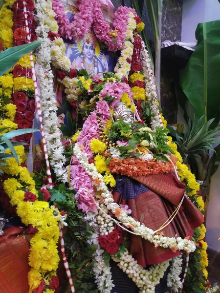 Статуи Индийского Бога Окруженные Цветочными Гирляндами — стоковое фото