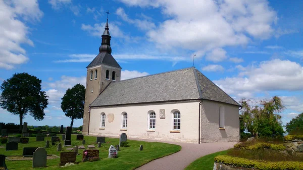 Ein Friedhof Auf Einer Rasenfläche Neben Einer Kirche Unter Wolkenlosem — Stockfoto