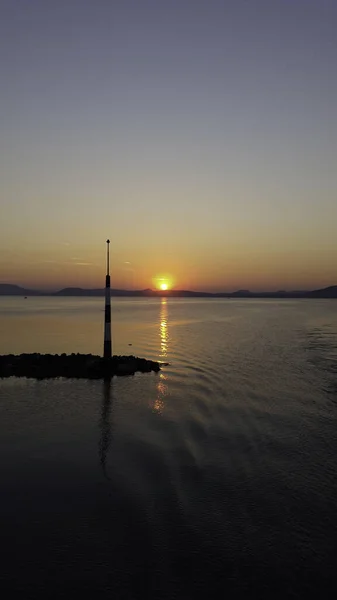 Eine Ruhige Szenerie Des Goldenen Sonnenuntergangs Meer Balatonlelle Ungarn — Stockfoto