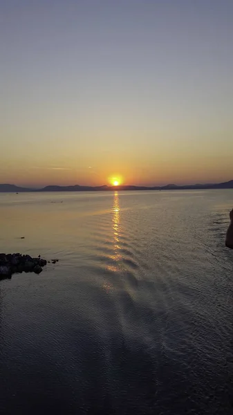 Eine Friedliche Szenerie Des Goldenen Sonnenuntergangs Meer Balatonlelle Ungarn — Stockfoto