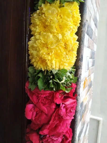 Een Close Shot Van Een Kleurrijke Bloemenslinger — Stockfoto