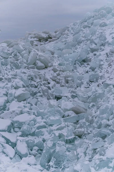 Een Verticaal Schot Van Ijsstukken Bedekt Met Sneeuw Zeekust Voor — Stockfoto