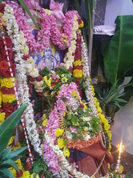 Çiçek Çelenkleriyle Çevrili Hint Tanrısı Heykelleri — Stok fotoğraf