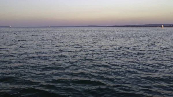 Cenário Tranquilo Das Ondulações Oceano Sob Céu Rosa — Fotografia de Stock