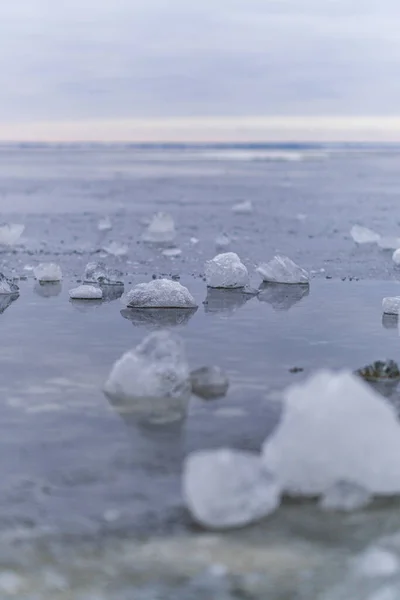 얼어붙은 표면에 조각이 조경을 수직으로 — 스톡 사진