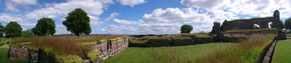 Панорамный Снимок Старой Развалины Облачным Голубым Небом — стоковое фото
