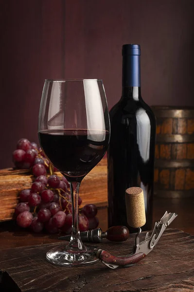 Szklanka Czerwonego Wina Pobliżu Butelki Drewnianym Stole Winogronami — Zdjęcie stockowe