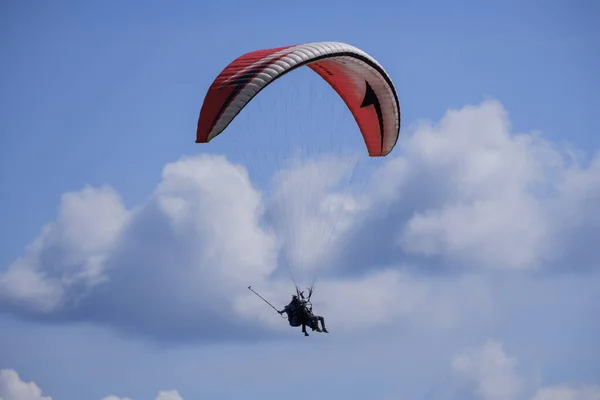 Aerial Shot Paraglider High Sky Some Clouds — Stock Photo, Image