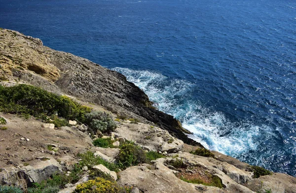 マルタ南部の岩だらけの海岸線と崖 — ストック写真