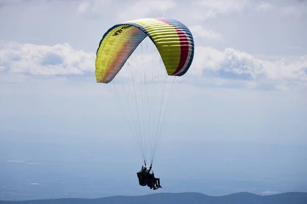 Zdjęcie Lotnicze Paralotni Wysoko Niebie Chmurami — Zdjęcie stockowe