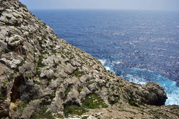 马耳他南部靠近大海的干谷和沿海悬崖 — 图库照片