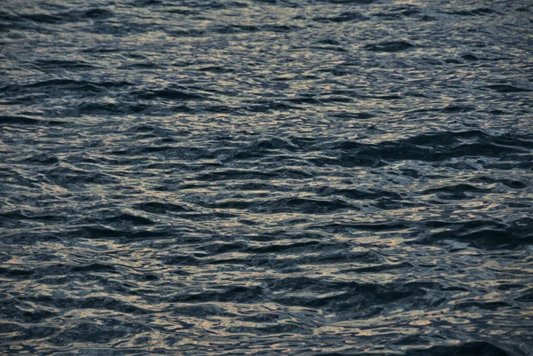 Eine Aufnahme Von Dunkelblauen Wasserwellen Der Sonne — Stockfoto