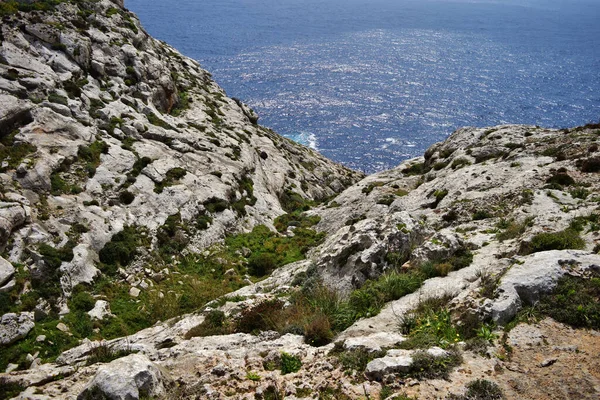 海の隣のマルタ南部の乾燥した谷と海岸の崖 — ストック写真