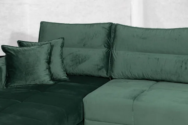在一间白色简朴的客厅里 一张绿色沙发的特写镜头 — 图库照片