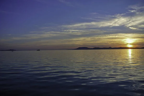 Sebuah Pemandangan Yang Tenang Dari Matahari Terbenam Emas Laut Balatonlelle — Stok Foto