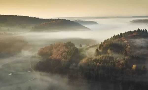 Luftaufnahme Einer Landschaft Mit Hügeln Und Wäldern Die Von Nebel — Stockfoto