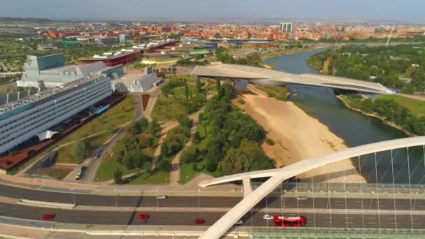 Eine Luftaufnahme Der Berühmten Brücke Des Dritten Jahrtausends Saragossa Spanien — Stockvideo