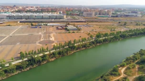 Eine Schöne Luftaufnahme Eines Flusses Der Der Nähe Der Stadt — Stockvideo