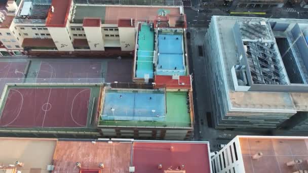 Binalar Çatılarla Birlikte Şehrin Havadan Çekilmiş Bir Görüntüsü Tenis Kortlarına — Stok video