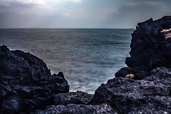 Uma Foto Tons Cinza Praia Rochosa — Fotografia de Stock