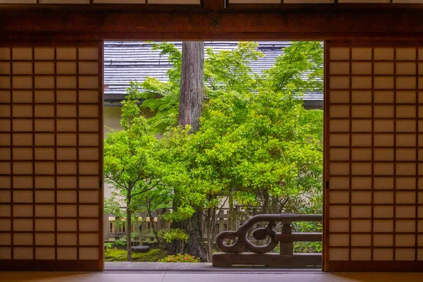 Uma Janela Japonesa Abrindo Para Jardim Verde — Fotografia de Stock