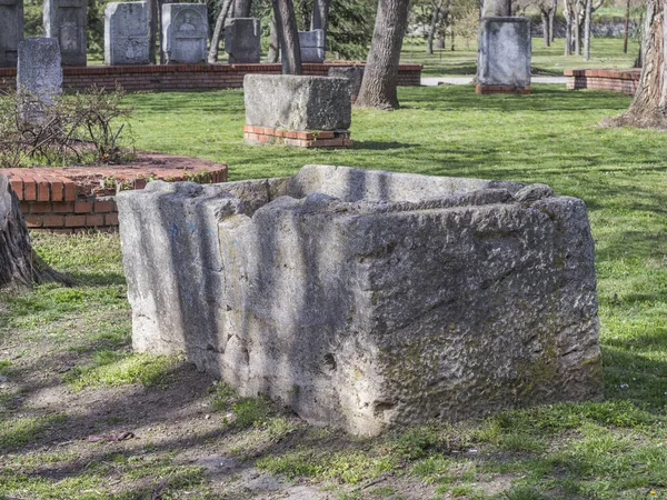 Een Close Van Overblijfselen Van Een Oude Grafsteen Afkomstig Uit — Stockfoto