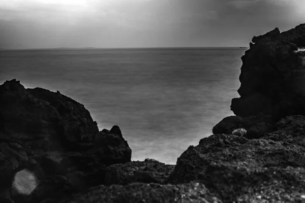 Een Grijswaarden Shot Van Wankele Strand — Stockfoto